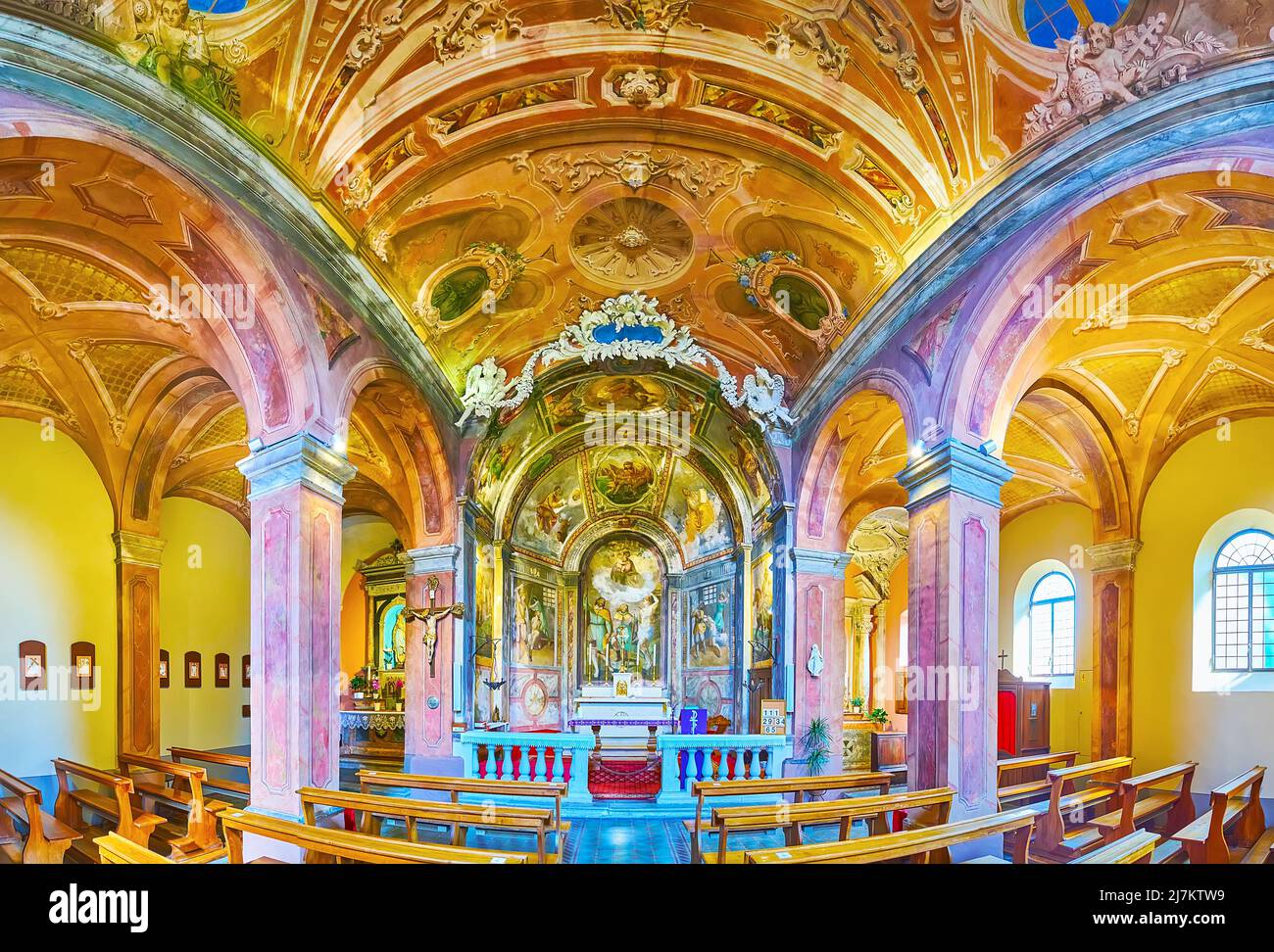 MORCOTE, SCHWEIZ - 25. MÄRZ 2022: Panorama des Gebetssaals der Kirche San Rocco, geschmückt mit Fresken und Stuckverzierungen, am 25. März in Morcote Stockfoto