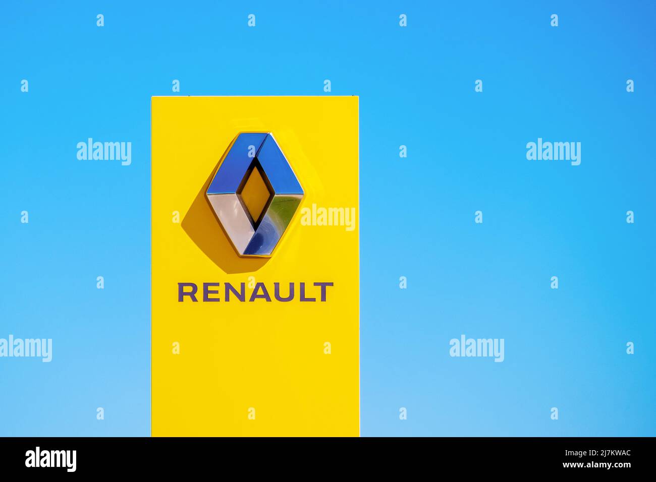 Renault. Eine rote Plakatwand mit dem Renault-Logo auf einem blauen Himmel Hintergrund. Stockfoto