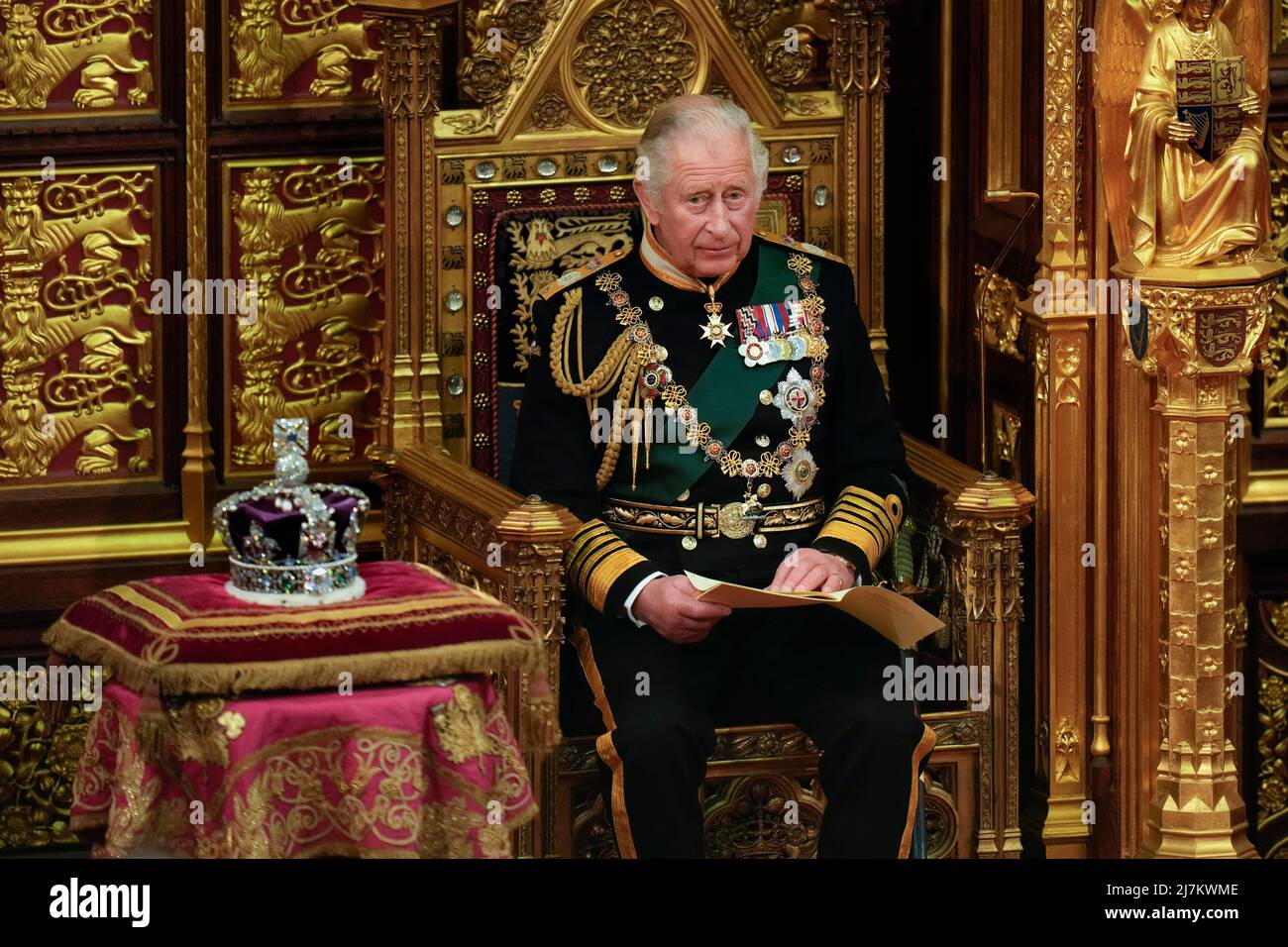 Der Prinz von Wales hält die Rede der Königin während der Eröffnung des Parlaments im House of Lords, London. Bilddatum: Dienstag, 10. Mai 2022. Stockfoto