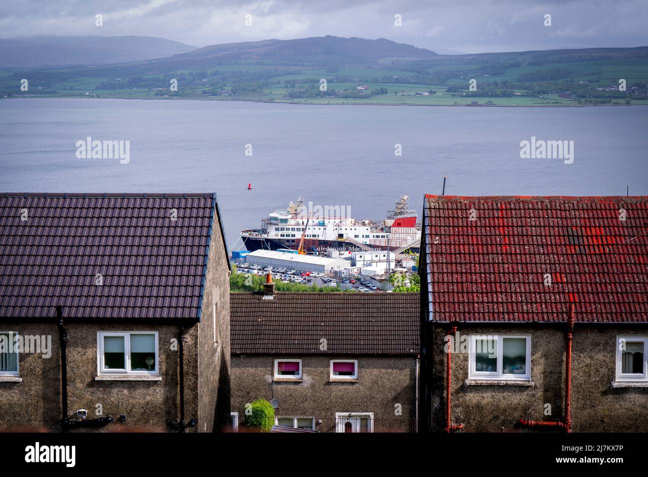 Die unvollendete Glen Sannox Caledonian MacBrayne Fähre in der Ferguson Marine Werft in Port Glasgow, Inverclyde. Während der Bau von zwei Fähren im Auftrag von CalMac, Schottlands öffentlichem Fährunternehmen, wurde Ferguson Marine Engineering Ltd in die Verwaltung genommen, da die Kosten ansprangen und sich der Bau verzögerte. Die schottische Regierung verstaatlichte die Werft im Dezember 2019 in Ferguson Marine (Port Glasgow) Holdings, um Arbeitsplätze und den Vertrag zu retten. Bilddatum: Dienstag, 10. Mai 2022. Stockfoto