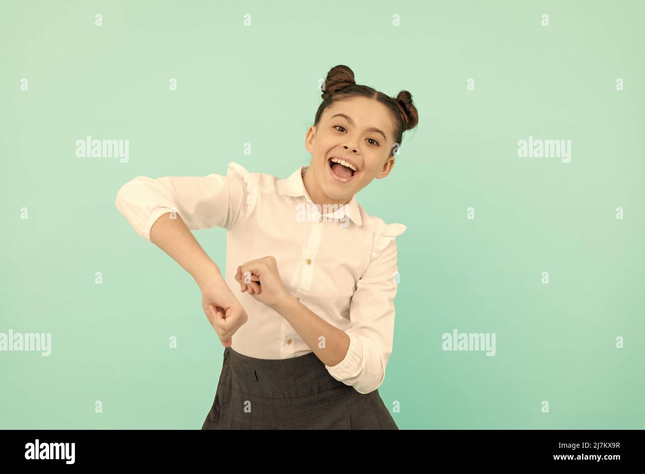 Spaß am ersten Schultag. Glückliches Schulkind Viel Spaß. Das Kind der Grundschule tanzt gerne Stockfoto