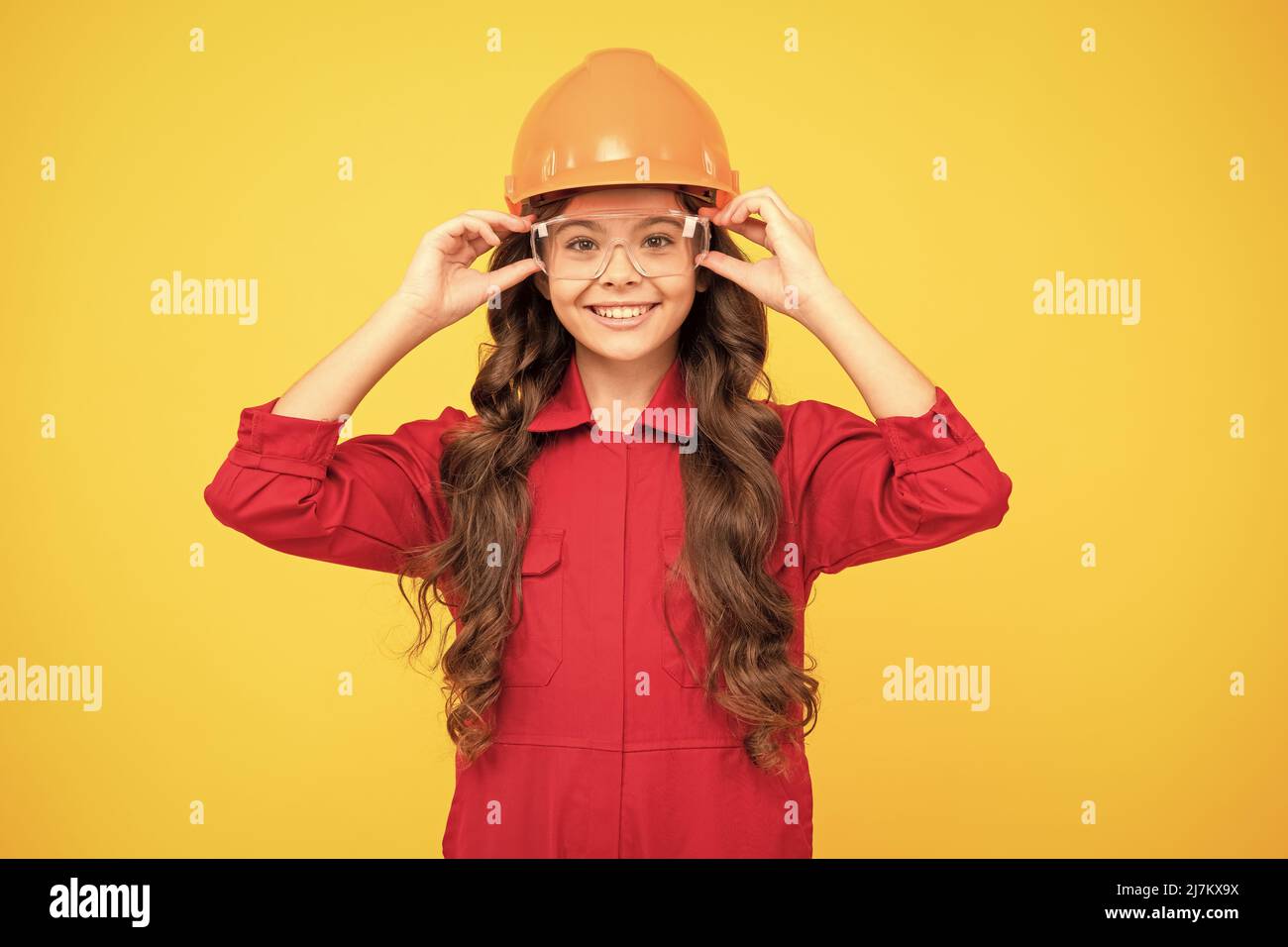Happy Teenager Mädchen in Schutzbrille und Helm, Ingenieur Stockfoto