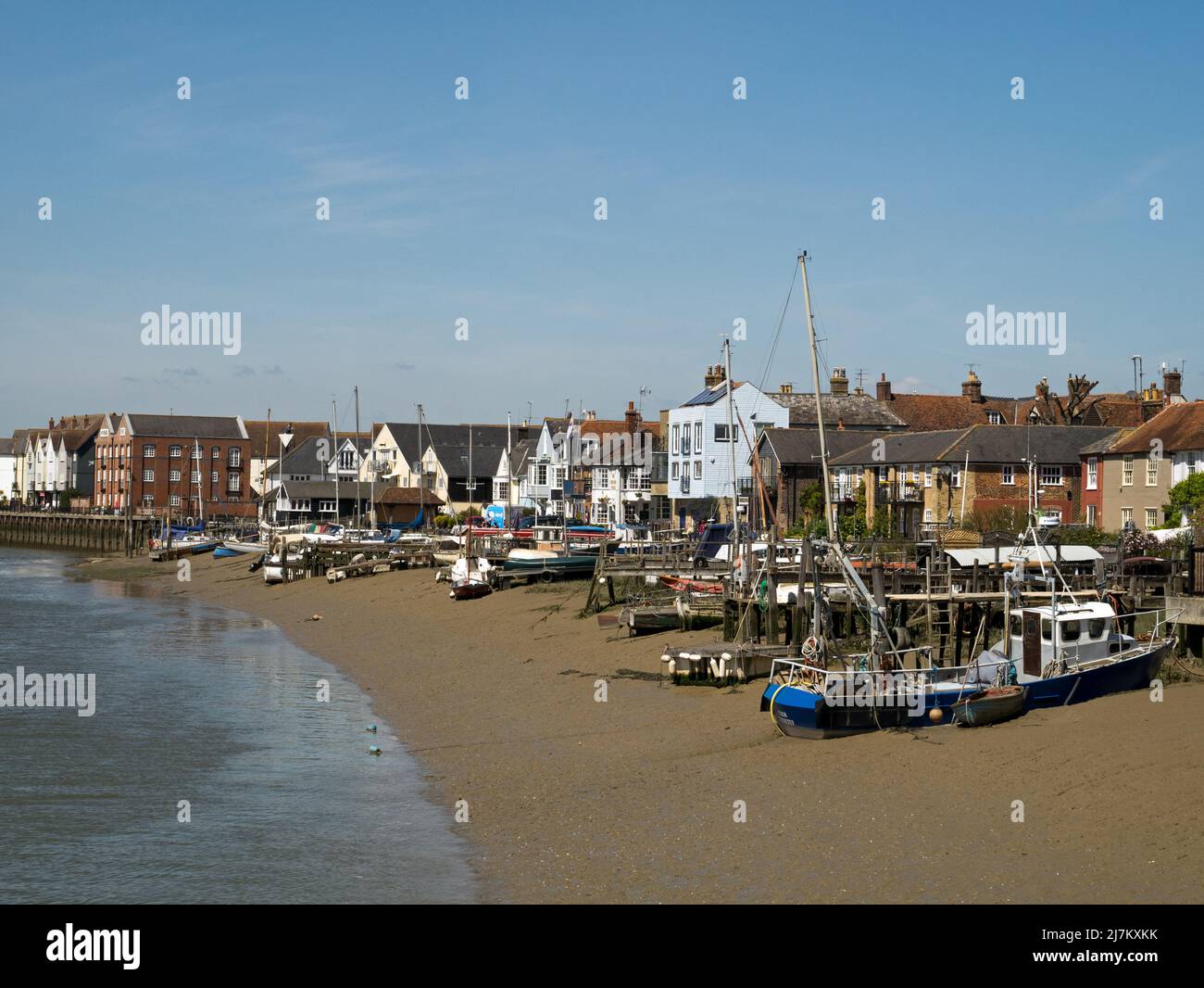Die Waterfront bei Wivenhoe am Fluss Colne, mit ihren alten Gebäuden mit festgetäuten Booten, Wivenhoe, Essex, England, Großbritannien Stockfoto