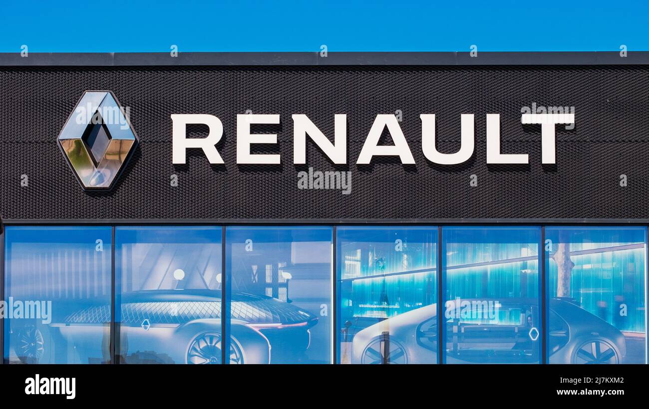 Minsk, Weißrussland - 10. Mai 2022: Renault. Ein Schild mit dem Renault-Logo auf dem Händlergebäude. Stockfoto