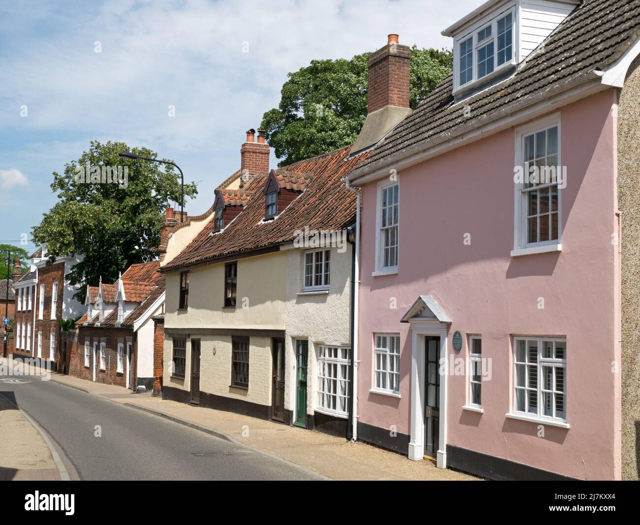 Mischung aus attraktiven Wohnimmobilien und Architekturstilen in der Marktstadt Beccles, Suffolk, England, Großbritannien, Stockfoto