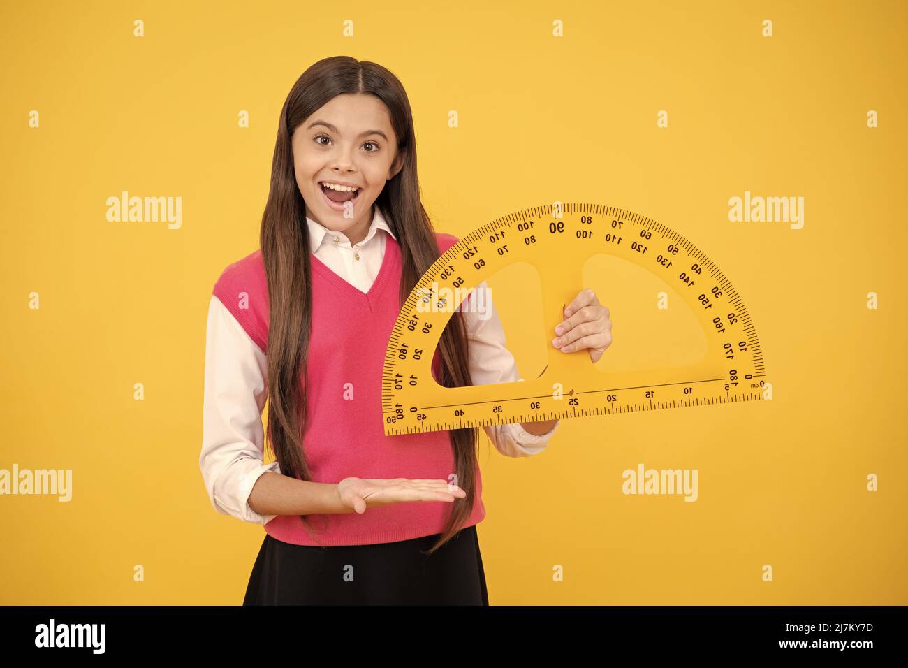 Versuchen Sie dies. Kind mit Winkelmesser. Winkel Grad Messung überrascht teen Mädchen halten Lineal. Stockfoto