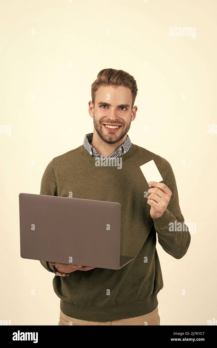 Online-Shopping. Cyber monday. Schnelle pc-Zahlung. Schöner Mann mit Laptop. Netzwerkadministrator Stockfoto