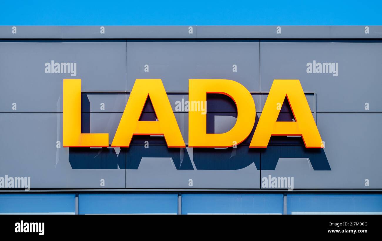 Minsk, Weißrussland - 10. Mai 2022: LADA. Ein Schild mit dem LADA-Logo auf dem Händlergebäude. Stockfoto