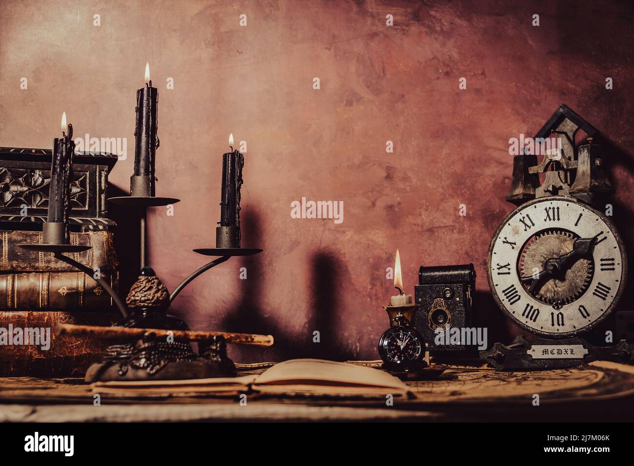 Vintage-Tapete mit Kopierbereich. Antiker Schreibtisch mit Tintenfass und Stift, der ein Buch auf einer Blaupause schreibt. Stockfoto