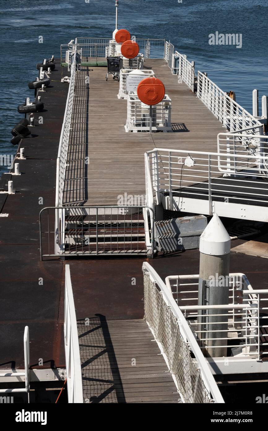 Kapstadt, Südafrika. 2022. Ankunfts- und Abfahrtanlegestelle für die Schifffahrt im Hafen von Kapstadt. Südafrika. Stockfoto