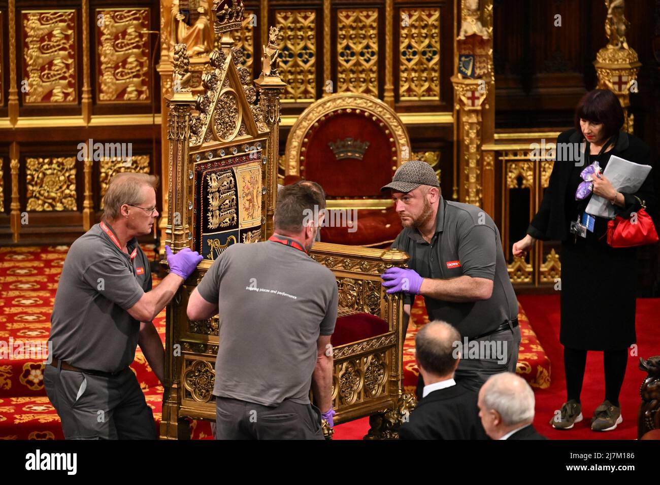 Der Thron wird am Ende der staatlichen Eröffnung des Parlaments im House of Lords, London, entfernt. Bilddatum: Dienstag, 10. Mai 2022. Stockfoto