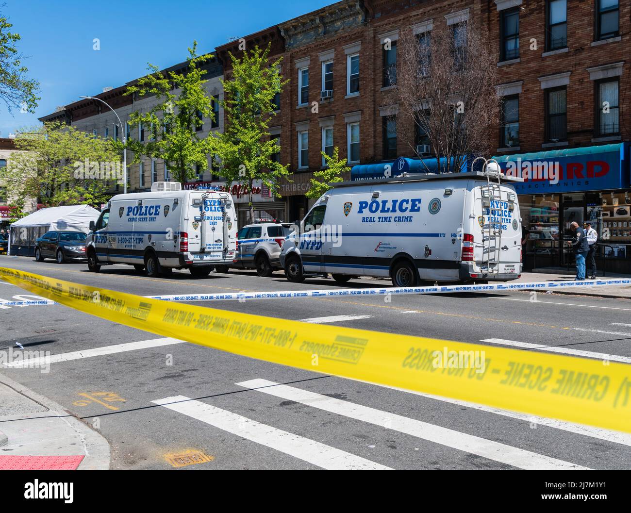 Queens, USA. 09.. Mai 2022. Die Polizei untersucht den Ort, an dem am 9. Mai 2022 im Ridgewood-Viertel von Queens, NY, eine 51-jährige Frau angeschossen und getötet und eine weitere schwer verletzt wurde. Die Polizei sagt, dass die Frau, die eine zivile Angestellte des New York City Police Department war, einen innenpolitischen Streit mit dem Schützen hatte. Ein Nachbar, der von der Störung alarmiert war, wurde ebenfalls angeschossen und befand sich in einem kritischen Zustand. Die Polizei ermittelt immer noch und sucht nach dem Schützen. (Foto von Steve Sanchez/SipaUSA). Quelle: SIPA USA/Alamy Live News Stockfoto