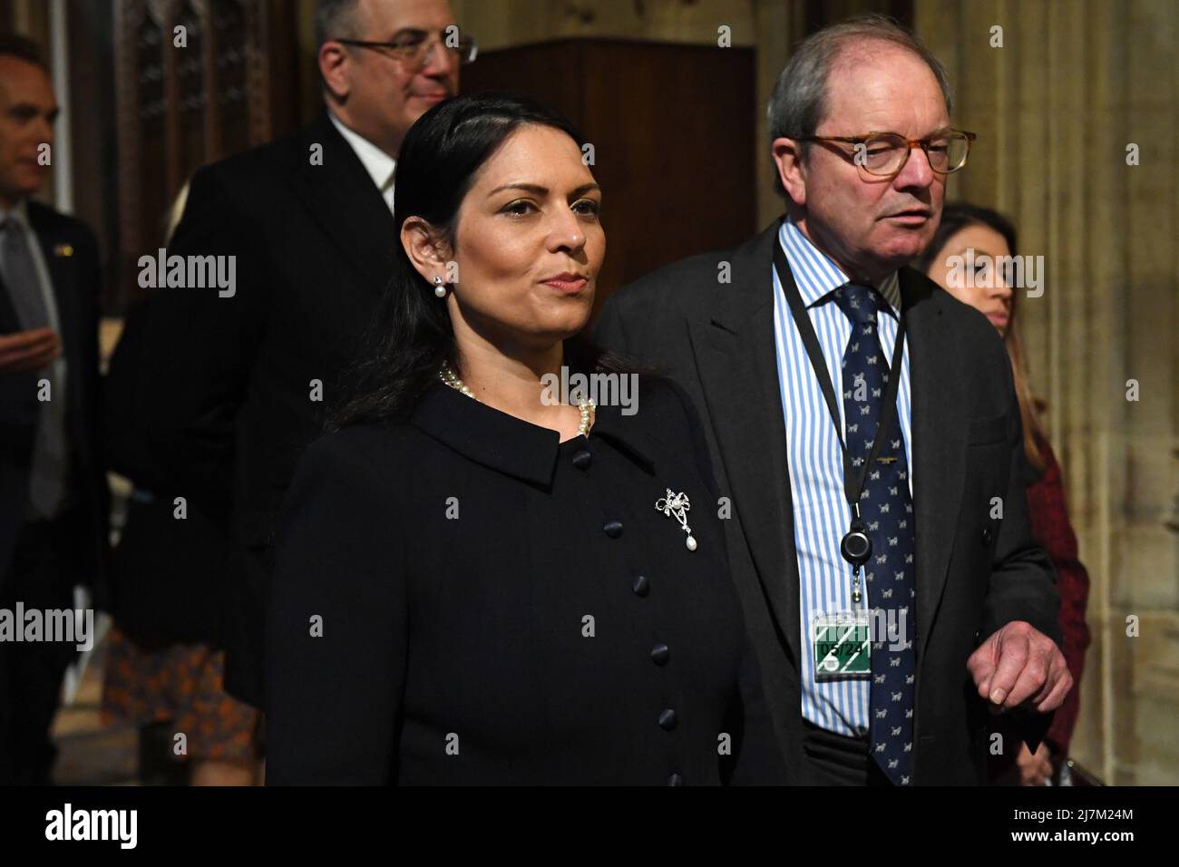 Innenministerin Priti Patel geht während der Eröffnung des Parlaments im House of Lords, London, durch die zentrale Lobby im Palace of Westminster. Bilddatum: Dienstag, 10. Mai 2022. Stockfoto