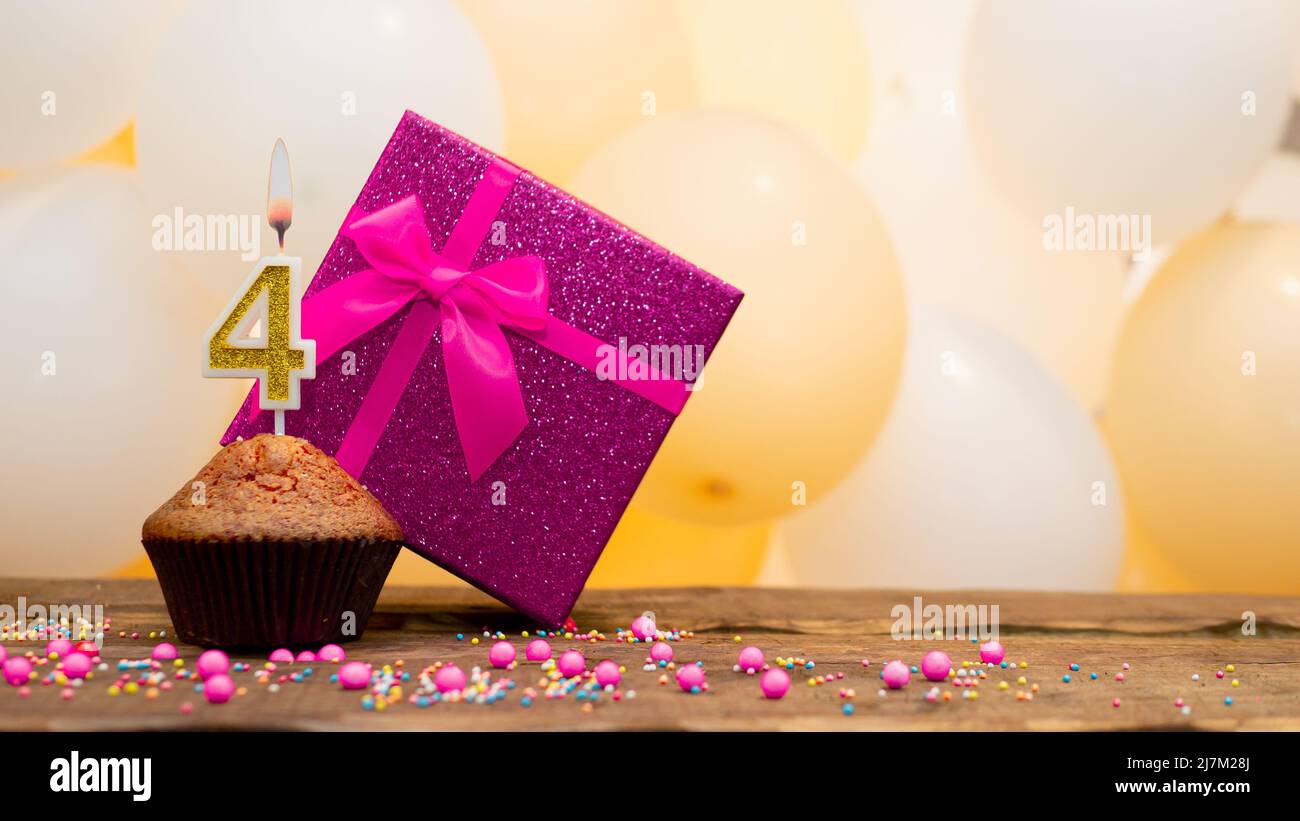 Alles gute zum Geburtstag mit rosa Geschenkbox für Baby Mädchen. Schöne Geburtstagskarte mit einem Cupcake und einer brennenden Kerze Stockfoto
