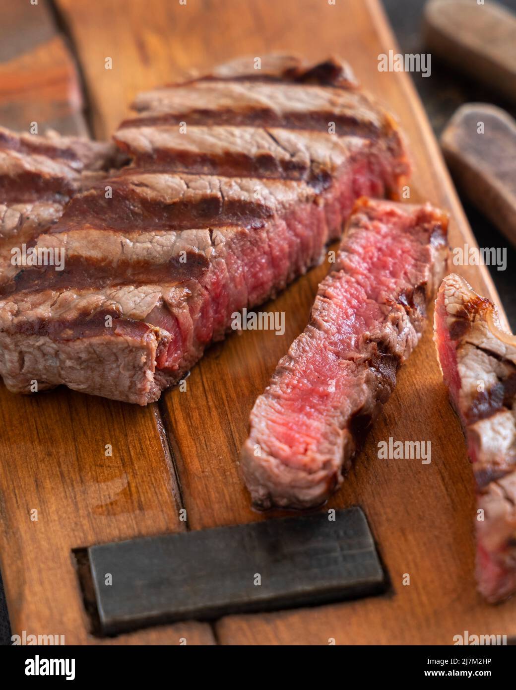 Gegrillte Rinderfilet-Steaks auf dunklem Tisch aus nächster Nähe. Gekochtes portioniertes Filet Mignon. Konzept der Sommerkost, Fleischesser. Stockfoto