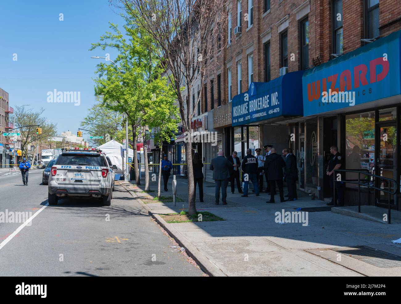 Queens, USA. 09.. Mai 2022. Die Polizei untersucht den Ort, an dem am 9. Mai 2022 im Ridgewood-Viertel von Queens, NY, eine 51-jährige Frau angeschossen und getötet und eine weitere schwer verletzt wurde. Die Polizei sagt, dass die Frau, die eine zivile Angestellte des New York City Police Department war, einen innenpolitischen Streit mit dem Schützen hatte. Ein Nachbar, der von der Störung alarmiert war, wurde ebenfalls angeschossen und befand sich in einem kritischen Zustand. Die Polizei ermittelt immer noch und sucht nach dem Schützen. (Foto von Steve Sanchez/SipaUSA). Quelle: SIPA USA/Alamy Live News Stockfoto