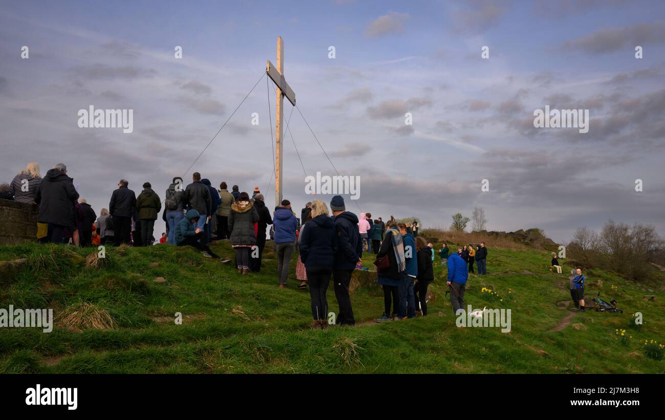 Die Menge der Gemeinde traf sich auf dem Hügel zum traditionellen Ostersonntag-Morgengottesdienst mit einem hohen Holzkreuz - dem Chevin, Otley, West Yorkshire England, Großbritannien. Stockfoto