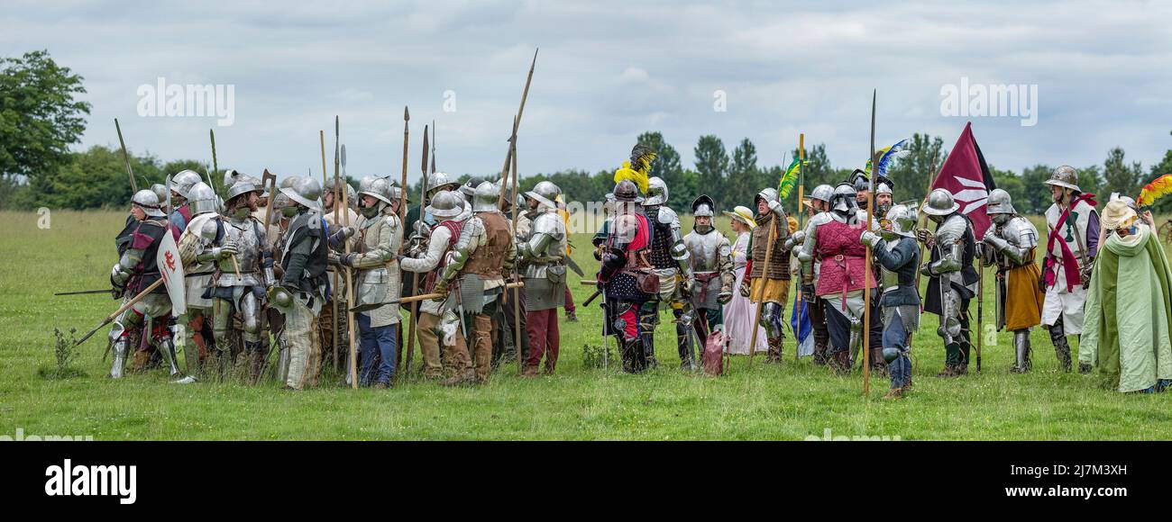 Männer und Frauen warten während einer Nachstellung am Kampfplatz Stockfoto