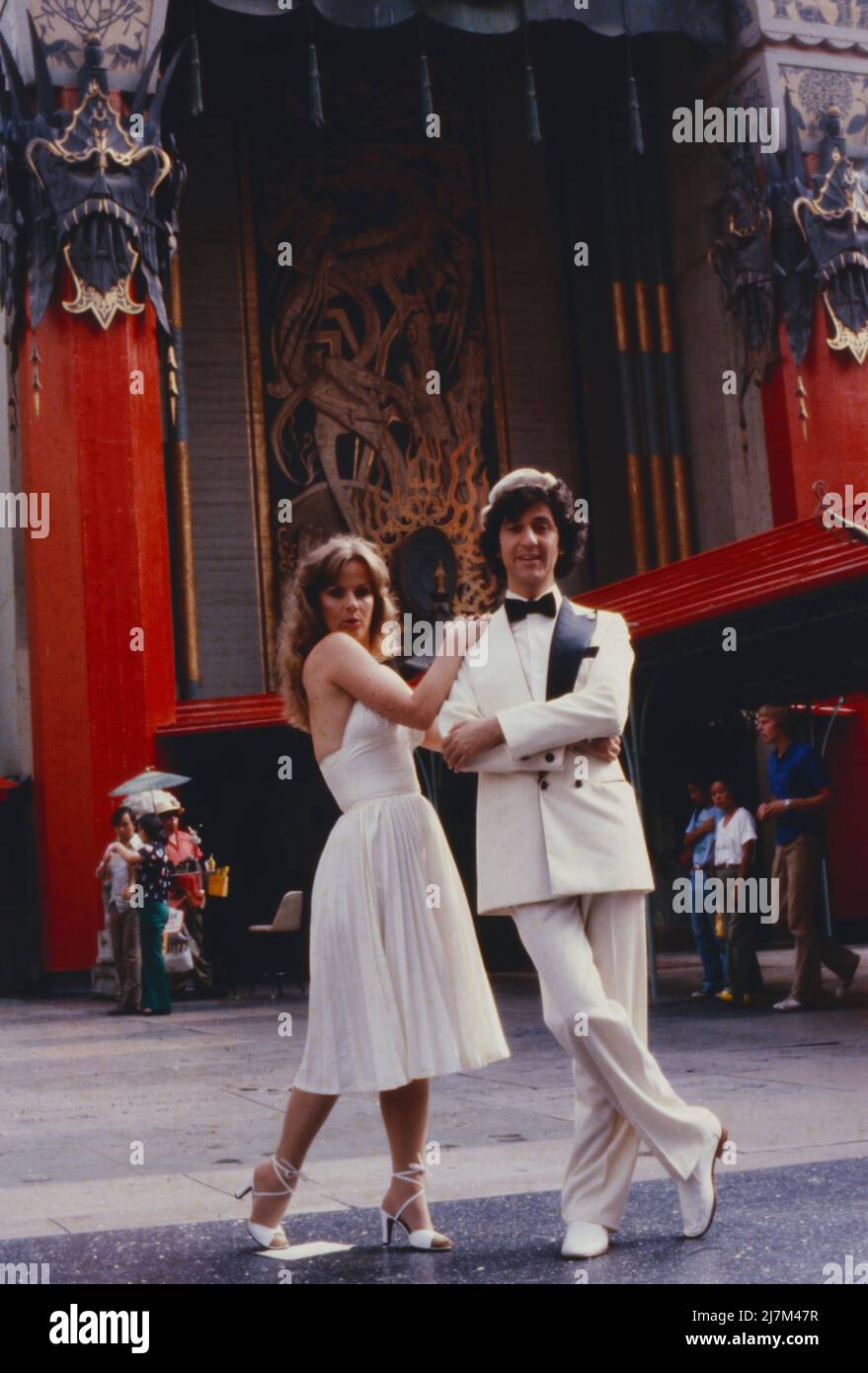 Hollywood, ich komme, deutscher Fernsehfilm, Deutschland, 1980, Regie: Ralf Gregan, im Bild: Heidi Brühl und Ilja Richter vor dem Chinese Theatre auf dem Hollywood Boulevard. Hollywood, ich komme, deutscher Fernsehfilm, Deutschland, 1980, Regie: Ralf Gregan, auf dem Foto: Heidi Brühl und Ilja Richter am Hollywood Boulevard Stockfoto