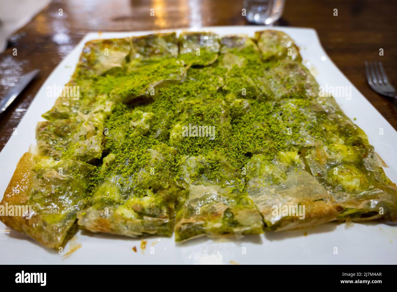 Katmer, berühmtes türkisches Dessert in Gaziantep, der Nahrungshauptstadt der Türkei. Katmer, oder Katlama, ist ein geschichtetes Brot mit Pistazie Stockfoto