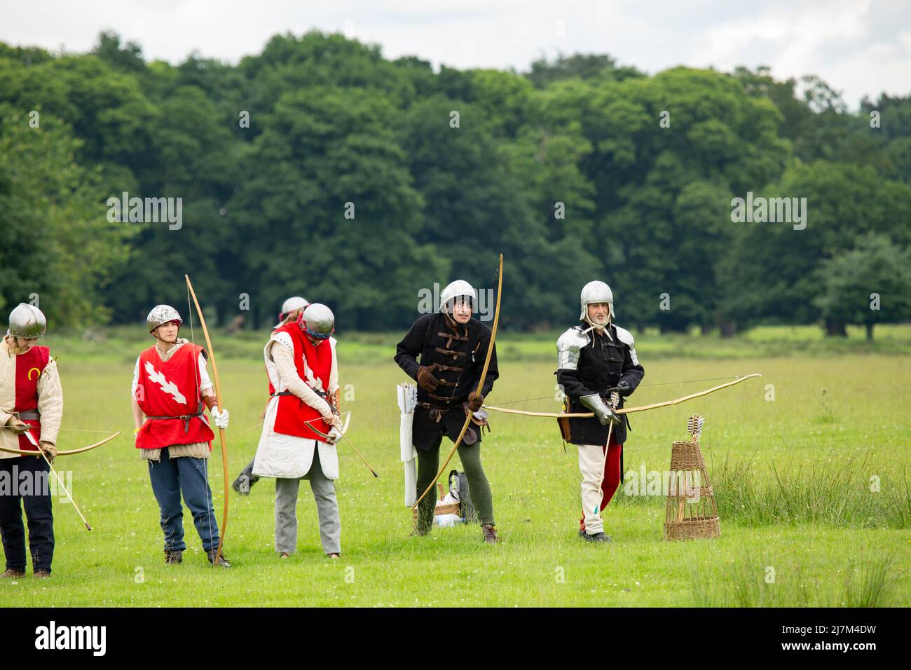 Kleine Gruppe von Bogenschützen bei einer Re-Eenactment-Veranstaltung Stockfoto