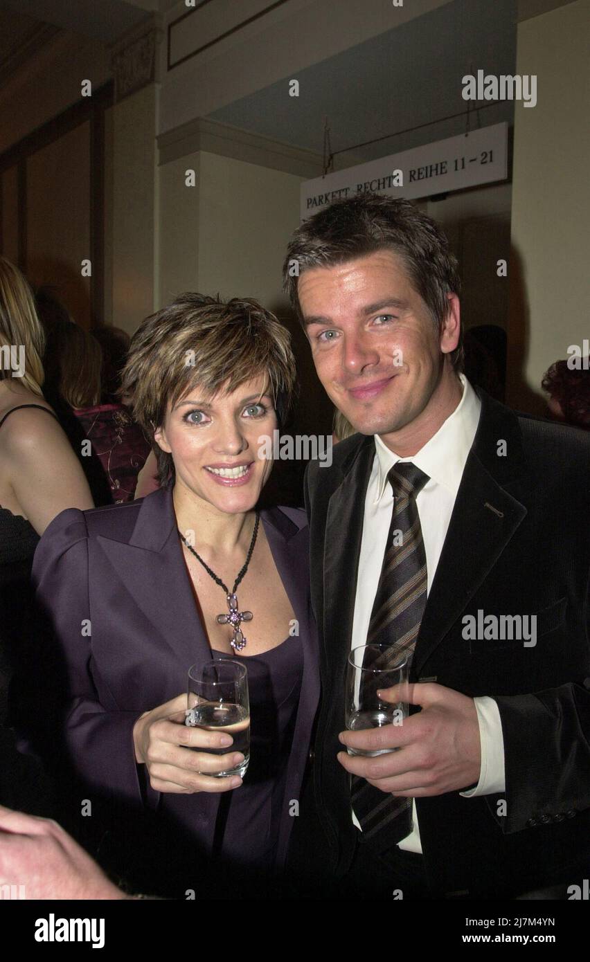 Birgits Schrowange und Markus Lanz bei der Verleihung der 'Goldenen Kamera' in Berlin, Deutschland 2003. Stockfoto