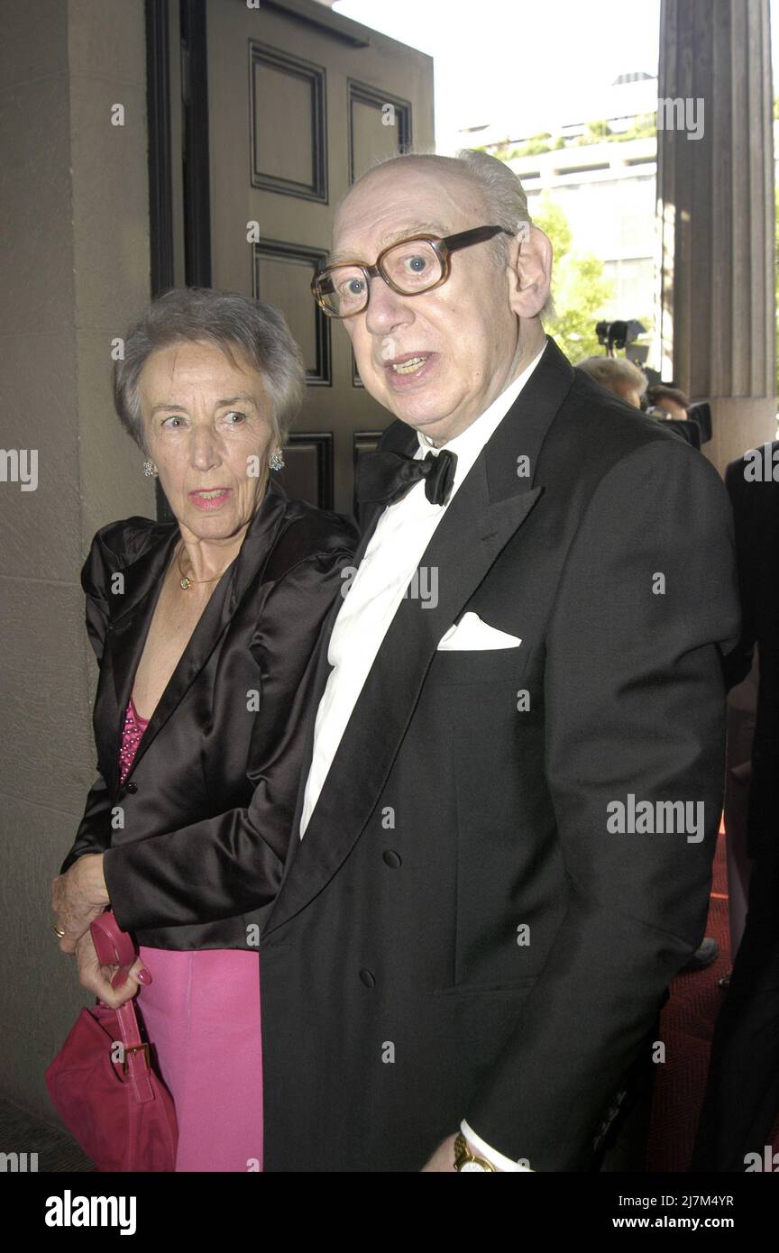 Schauspieler Horst Tappert mit Ehefrau Ursula bei der Verleihung des Bayerischen Filmpreises in München, Deutschland 2003. Stockfoto