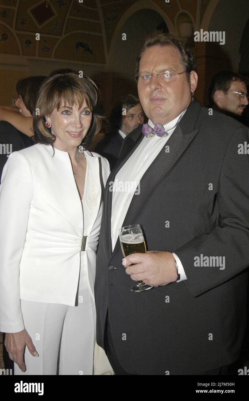 Petra Schürmann mit Ottfried Fischer bei der Verleihung des Bayerischen Filmpreises in München, Deutschland 2003. Stockfoto