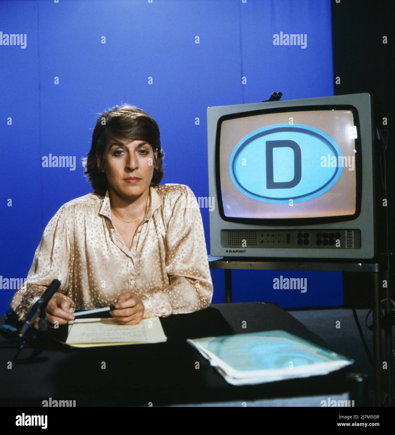 Kennzeichen D, ZDF Politmagazin über den Alltag auf beiden Seiten der innerdeutschen Grenze, Deutschland, 1980, im Bild: LEA ROSH, deutsche Fernsehjournalistin, erstmal als neue Kommentatorin der politischen Sendereihe. Kennzeichen D, Fernsehmagazin über den Alltag auf beiden Seiten der innerdeutschen Grenze, Deutschland, 1980, im Bild: LEA ROSH, deutsche Fernsehjournalistin, Zum ersten Mal als neuer Kommentator der politischen Serie. Stockfoto