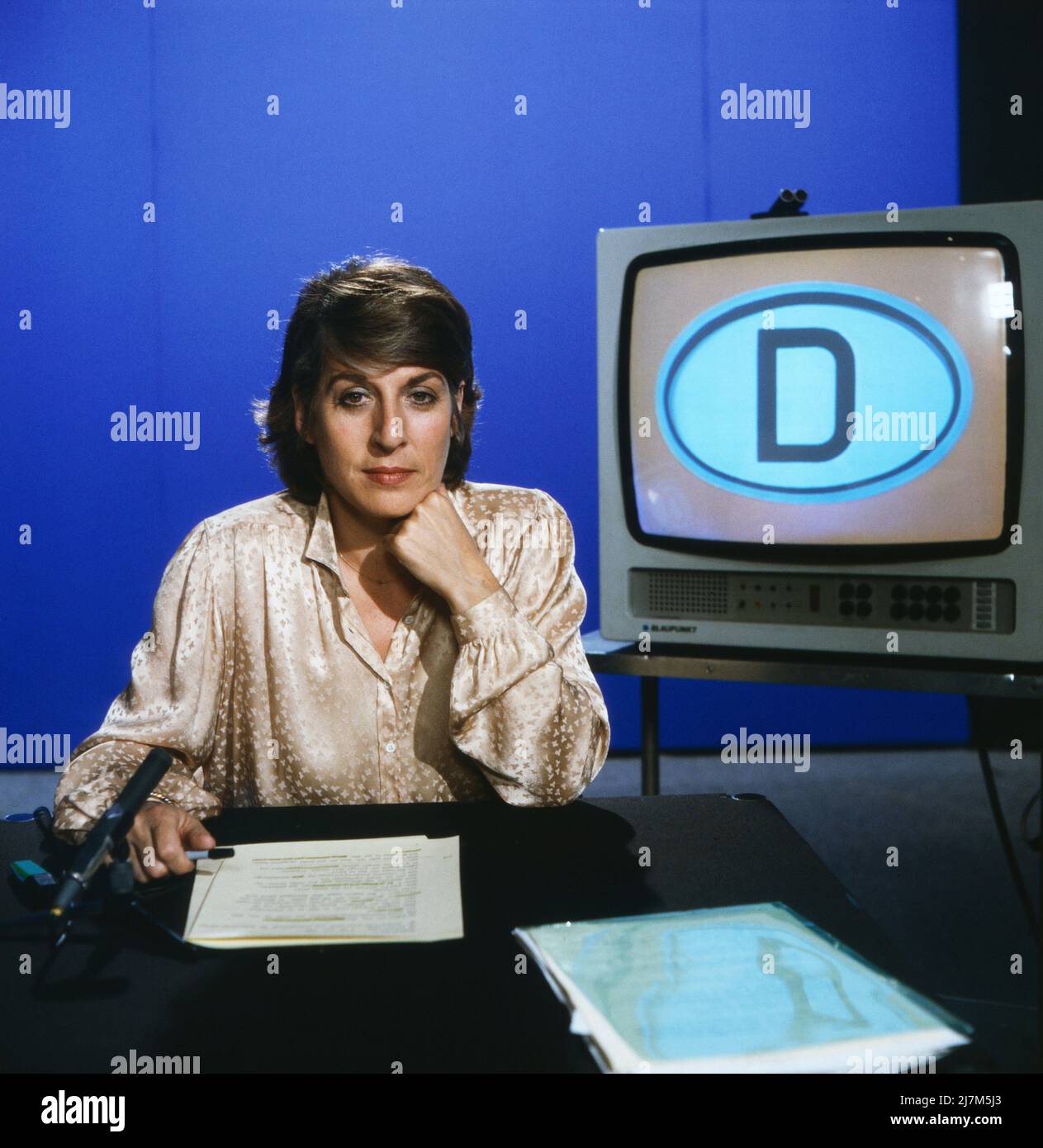 Kennzeichen D, ZDF Politmagazin über den Alltag auf beiden Seiten der innerdeutschen Grenze, Deutschland, 1980, im Bild: LEA ROSH, deutsche Fernsehjournalistin, erstmal als neue Kommentatorin der politischen Sendereihe. Kennzeichen D, Fernsehmagazin über den Alltag auf beiden Seiten der innerdeutschen Grenze, Deutschland, 1980, im Bild: LEA ROSH, deutsche Fernsehjournalistin, Zum ersten Mal als neuer Kommentator der politischen Serie. Stockfoto