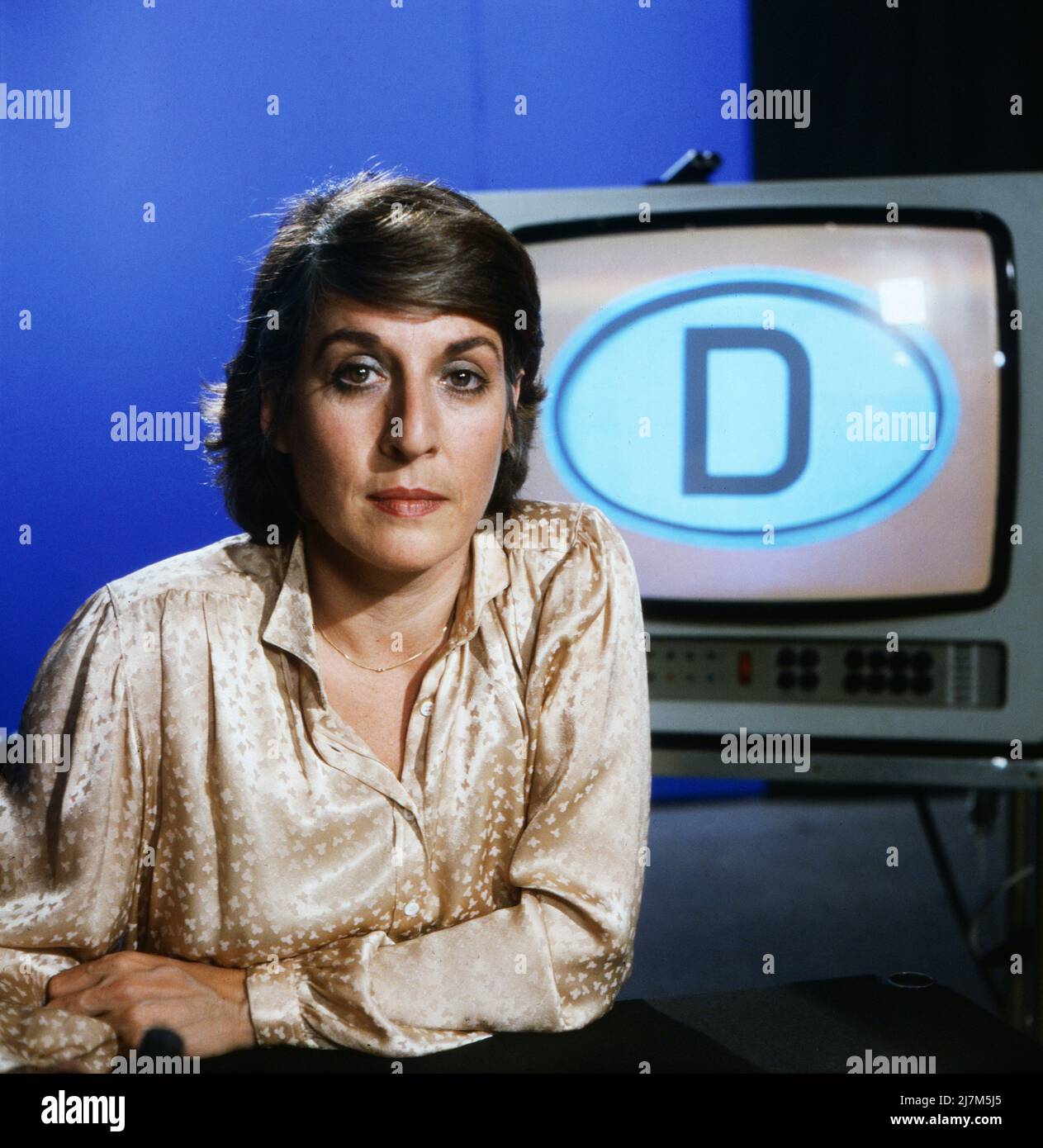 Kennzeichen D, ZDF Politmagazin über den Alltag auf beiden Seiten der innerdeutschen Grenze, Deutschland, 1980, im Bild: LEA ROSH, deutsche Fernsehjournalistin, erstmal als neue Kommentatorin der politischen Sendereihe. Kennzeichen D, Fernsehmagazin über den Alltag auf beiden Seiten der innerdeutschen Grenze, Deutschland, 1980, im Bild: LEA ROSH, deutsche Fernsehjournalistin, Zum ersten Mal als neuer Kommentator der politischen Serie. Stockfoto