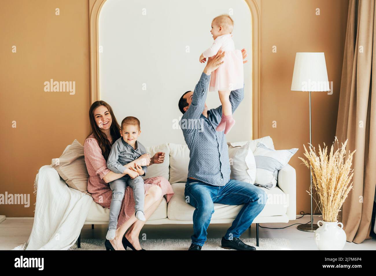 Familienportrait von Mutter, Vater, kleiner Kleinkindtochter und Vorschulkind-Sohn im Studio. Stockfoto