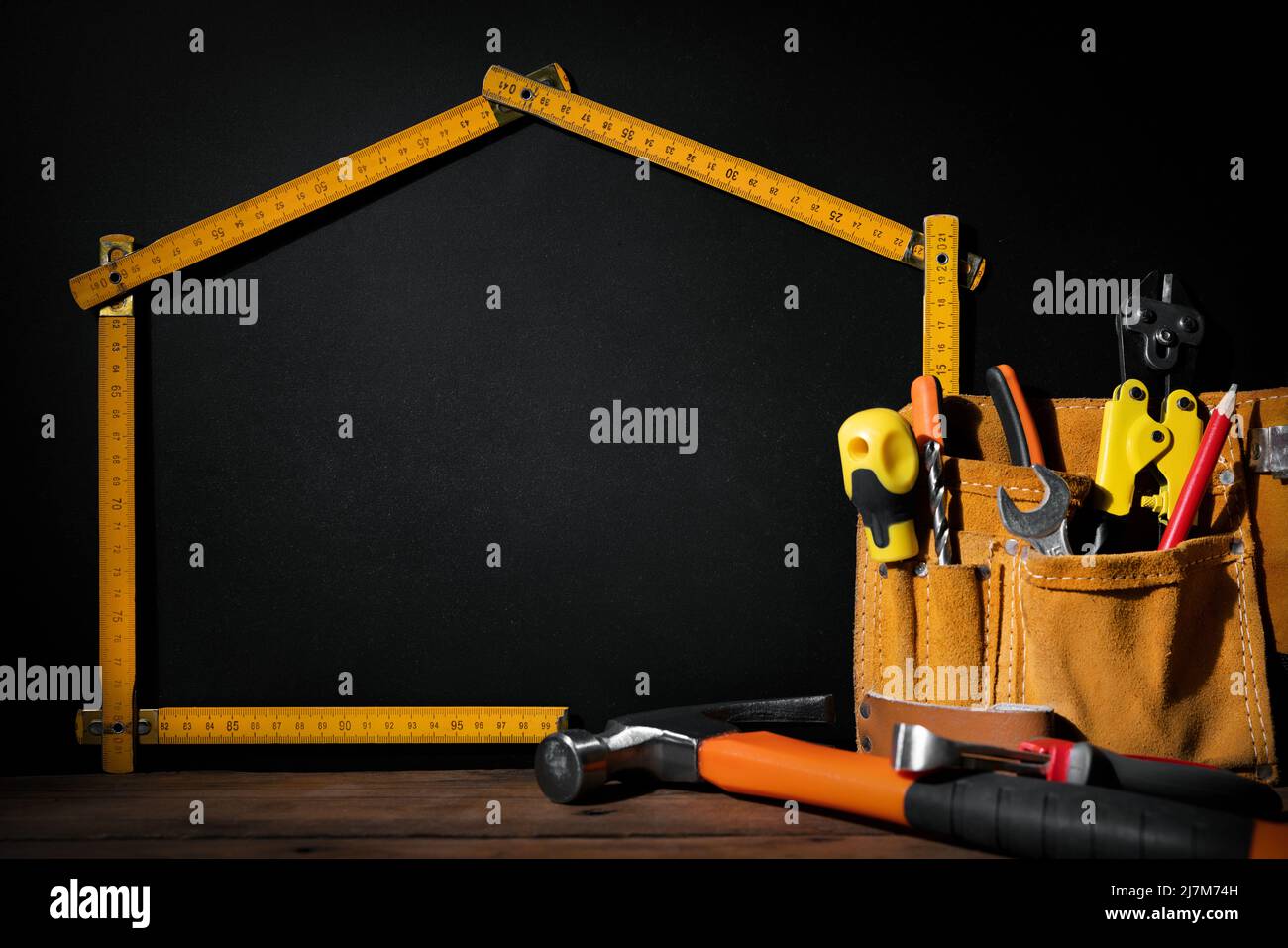 Home Verbesserung und Reparatur. Bauwerkzeuge auf schwarzem Hintergrund mit Kopierraum Stockfoto