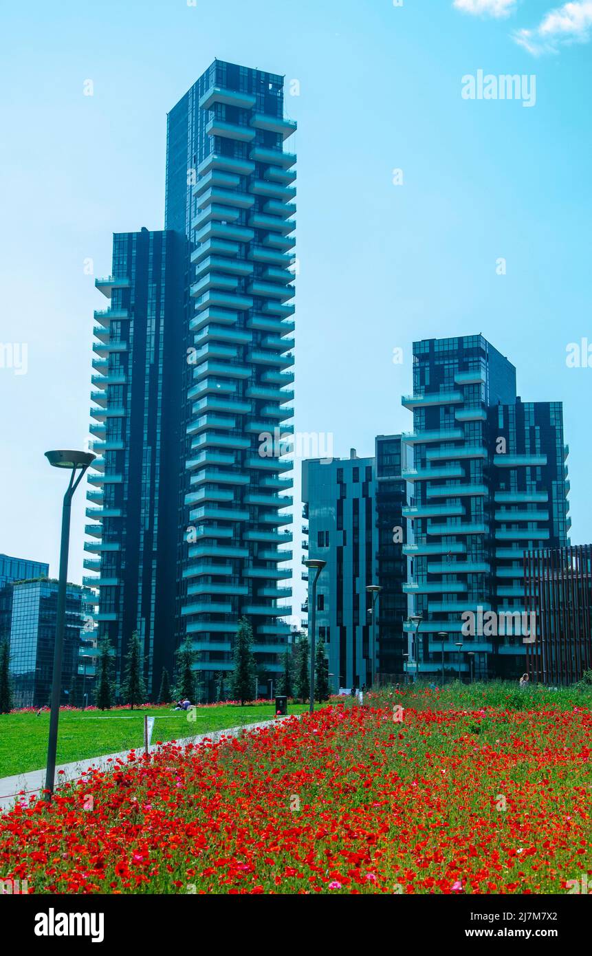 Blick auf den Solaria-Turm von der Biblioteca degli Alberi (BAM), Park. Blühende Felder. Mailand. Italien Stockfoto