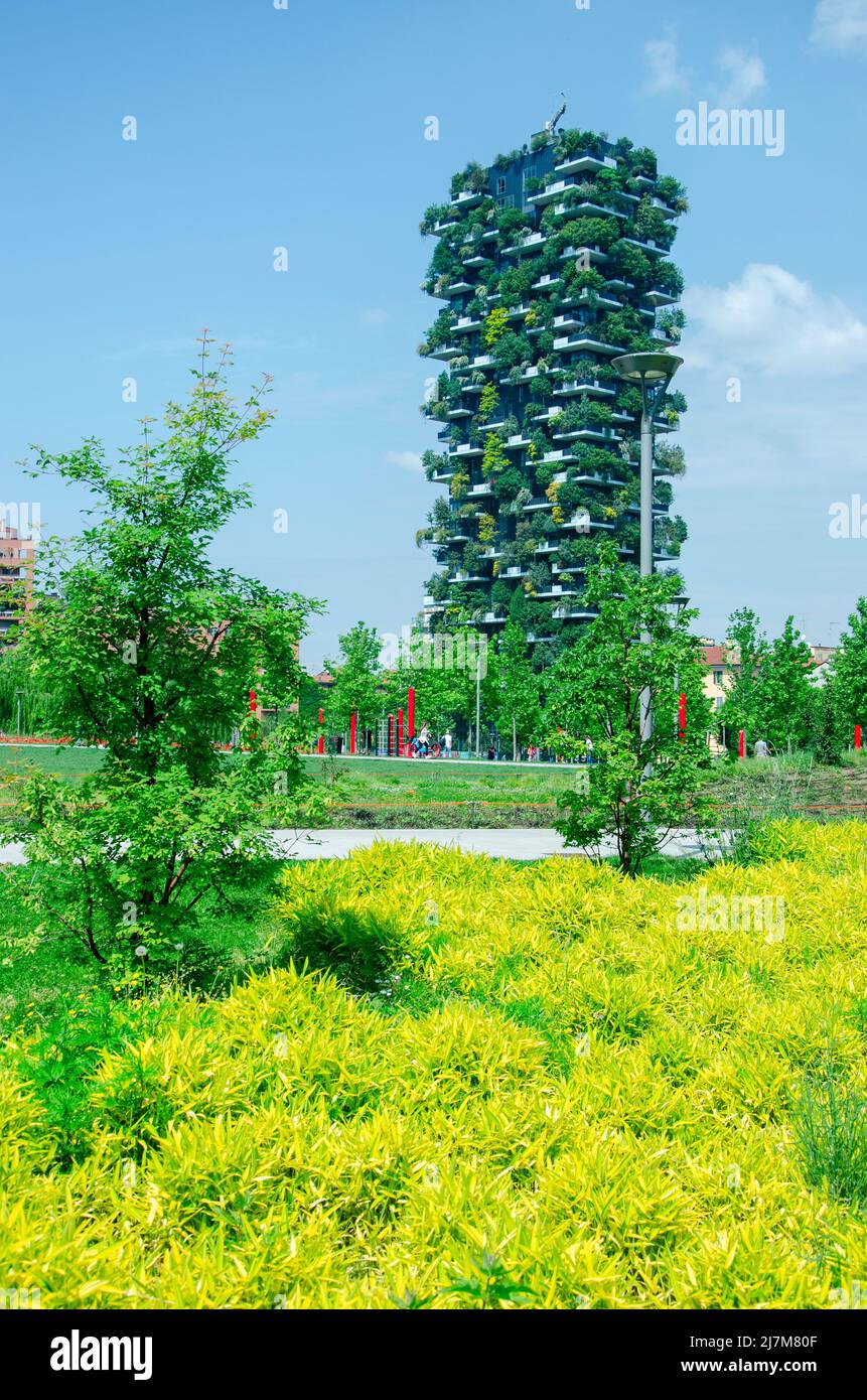 Bosco Verticale von der Biblioteca degli Alberi (BAM) aus gesehen. Blühende Felder. Mailand. Italien Stockfoto