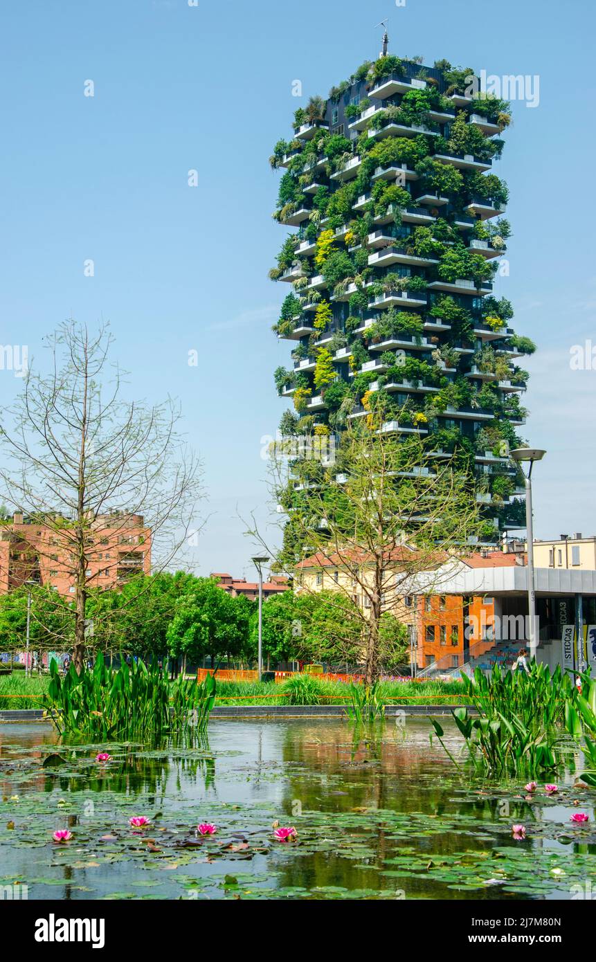 Bosco Verticale von der Biblioteca degli Alberi (BAM) aus gesehen. Blühende Felder. Mailand. Italien Stockfoto