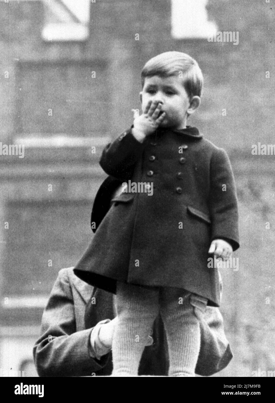Aktenfoto vom 04/11/52 von Prince Charles an der Wand des Clarence House, London. Als mollig-betroffenes Kleinkind stand Prinz Charles an einer Wand im Clarence House und küsste seine Mutter und Großeltern, während er die Wagen in einer Prozession für die staatliche Eröffnung des Parlaments beobachtete. Es war 1950 und George VI. War noch auf dem Thron. Ausgabedatum: Dienstag, 10. Mai 2022. Stockfoto