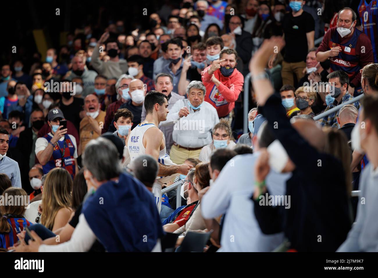 BARCELONA - APR 10: Alberto Abalde verlässt das Spielfeld, umgeben von wütenden Fans, während des ACB-League-Spiels zwischen dem FC Barcelona und Real Madrid in Palau Stockfoto