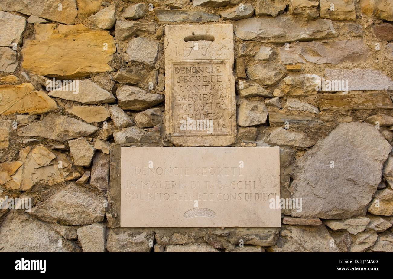 Eine mittelalterliche Denunziation Box in Buzet, Kroatien. Der italienische Text sagt, dass es für die anonyme Meldung von Menschen, die Wälder in der Provinz schädigen, ist. Stockfoto