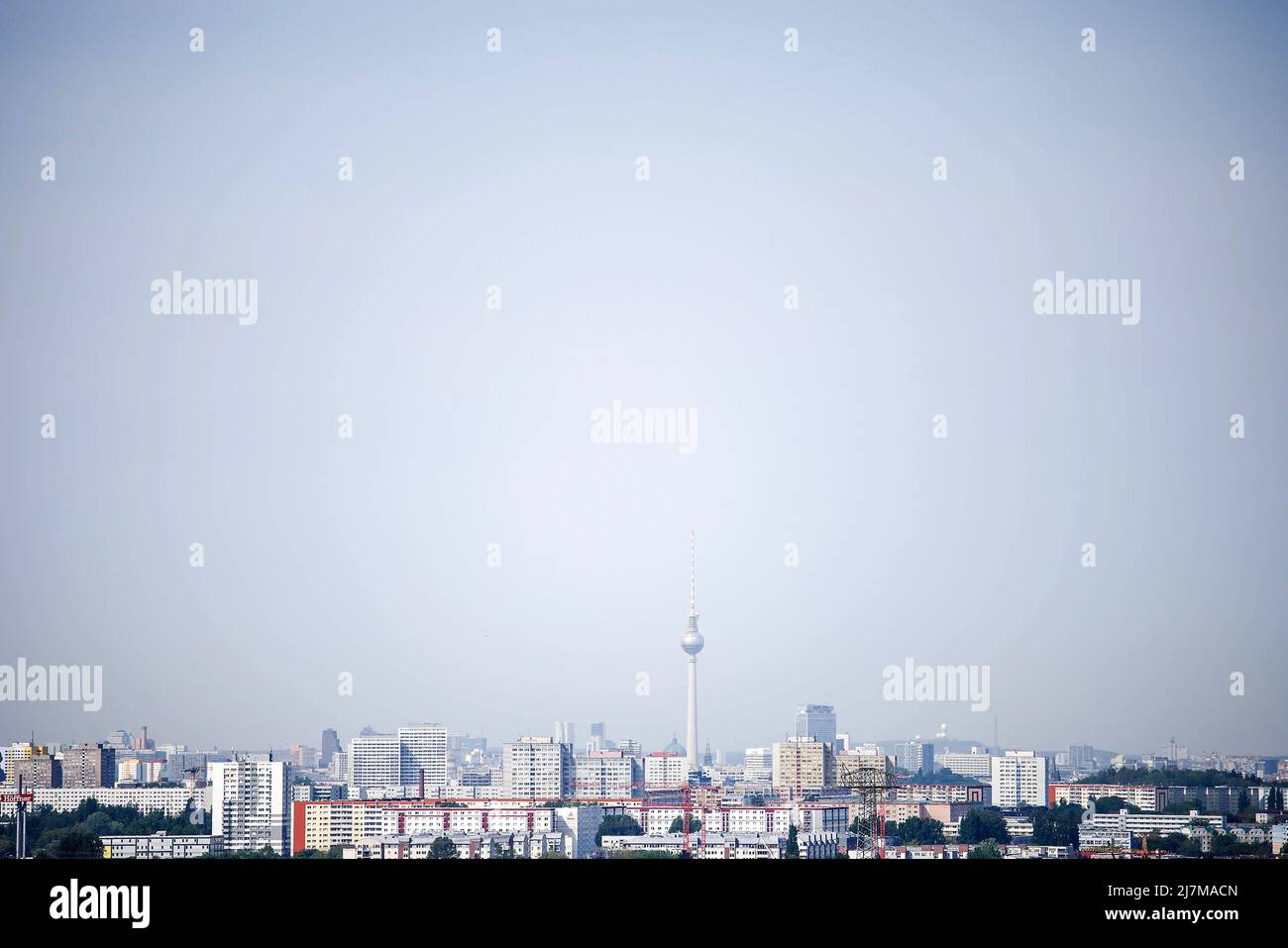 Berlin, Deutschland. 10.. Mai 2022. Blick von der Skywalk Marzahner Promenade auf den Berliner Fernsehturm. Quelle: Carsten Koall/dpa/Alamy Live News Stockfoto