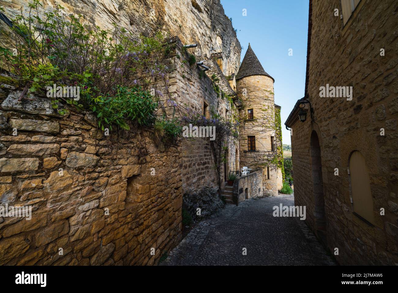 Die Straßen von Fort de La Roque-Gageac in La Roque-Gageac in der Nähe von Verzac im Südwesten Frankreichs im Frühling Stockfoto