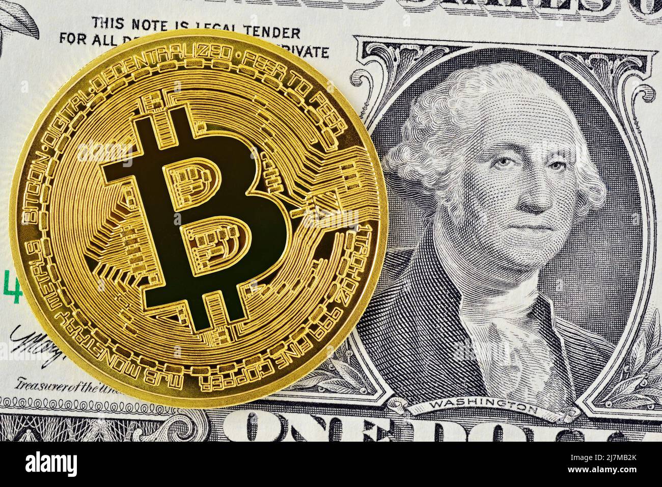 Bitcoin und eine US Dollar Note Stockfoto