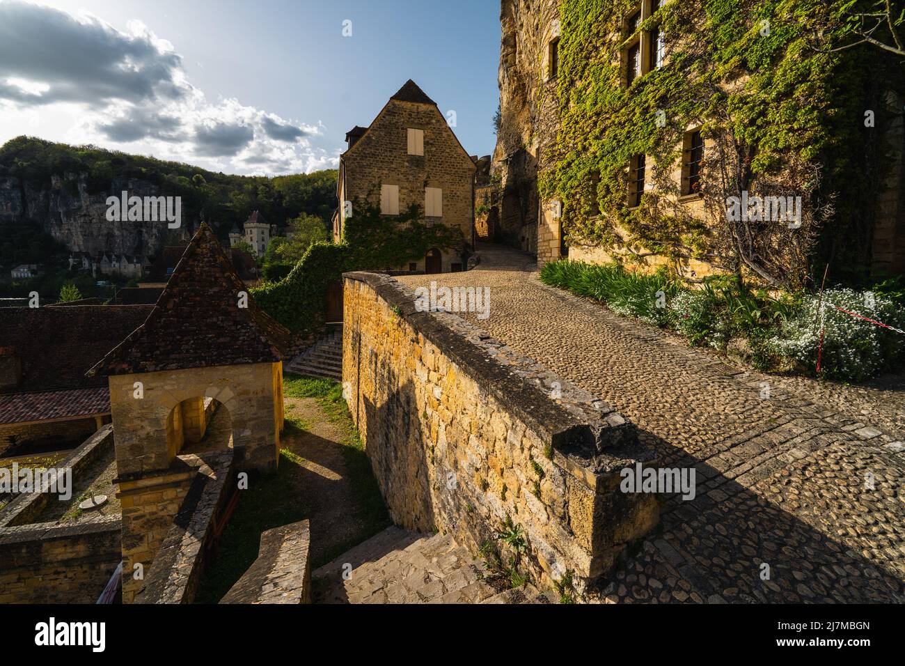 Die Straßen von Fort de La Roque-Gageac in La Roque-Gageac in der Nähe von Verzac im Südwesten Frankreichs im Frühling Stockfoto