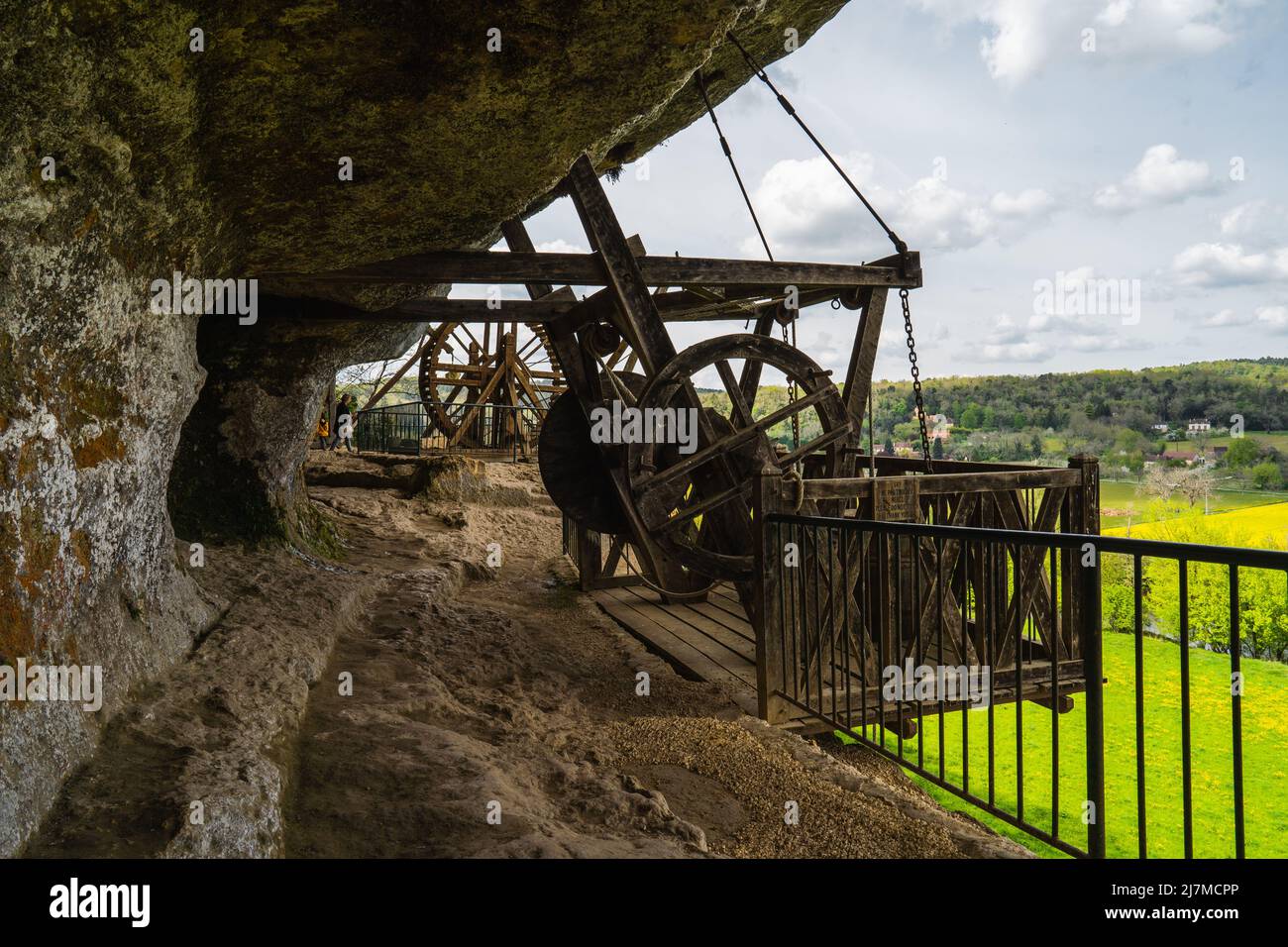 Das troglodytische Dorf Roque Saint-Christophe ist eine große Felsformation mit Felsunterkünften am Fluss Vezere in der Dordogne im Südwesten Frankreichs Stockfoto