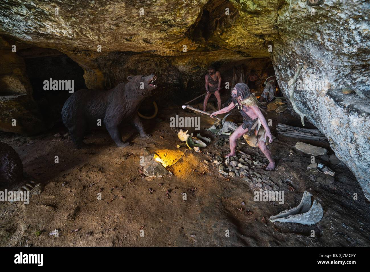 Das troglodytische Dorf Roque Saint-Christophe ist eine große Felsformation mit Felsunterkünften am Fluss Vezere in der Dordogne im Südwesten Frankreichs Stockfoto
