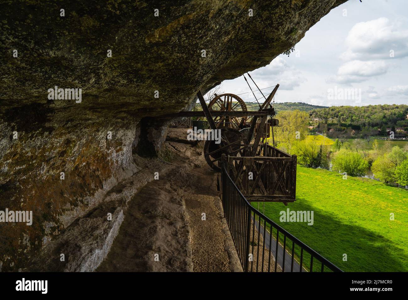 Das troglodytische Dorf Roque Saint-Christophe ist eine große Felsformation mit Felsunterkünften am Fluss Vezere in der Dordogne im Südwesten Frankreichs Stockfoto