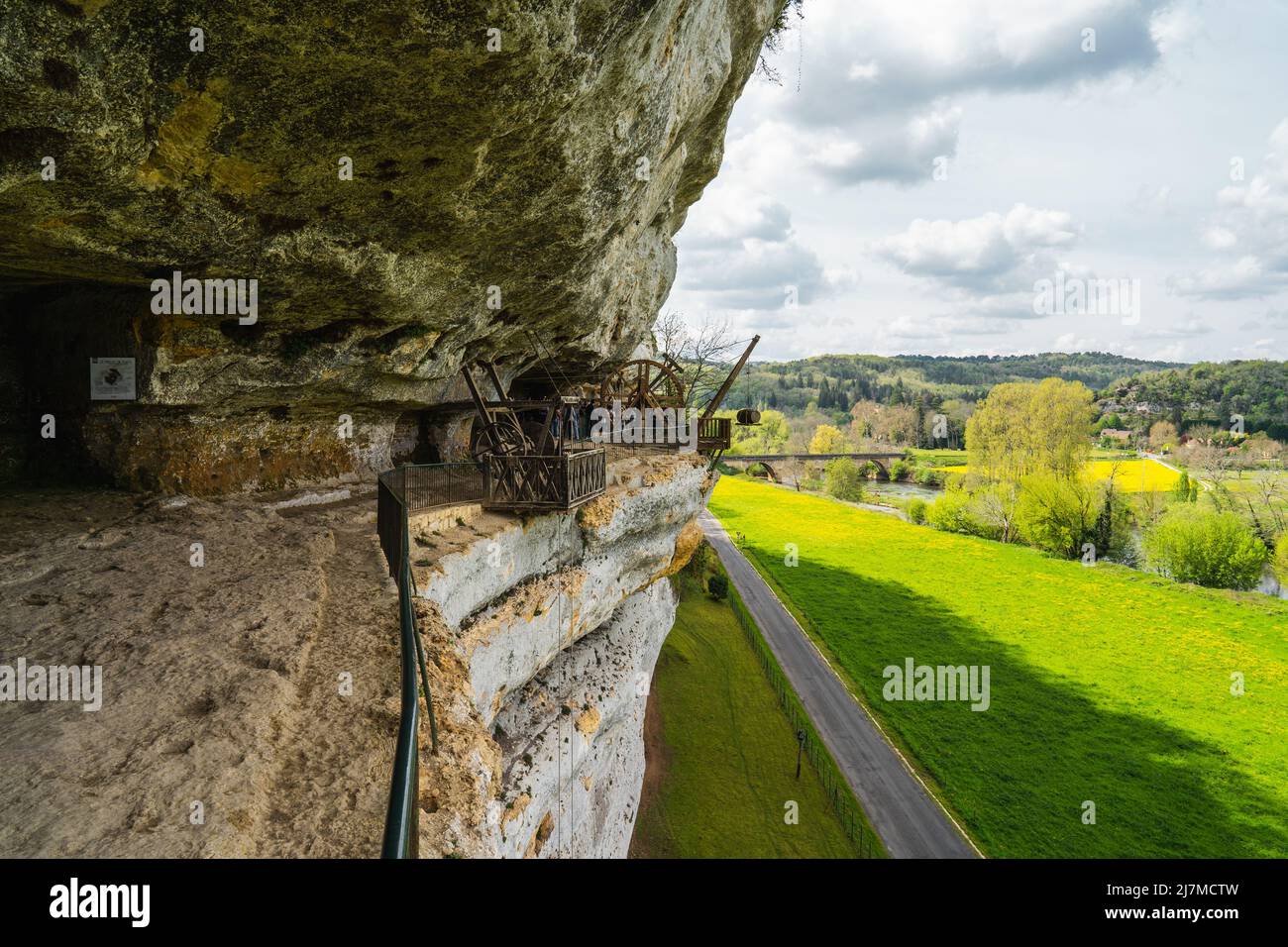 Das troglodytische Dorf Roque Saint-Christophe ist eine große Felsformation mit Felsunterkünften am Fluss Vezere in der Dordogne im Südwesten Frankreichs Stockfoto