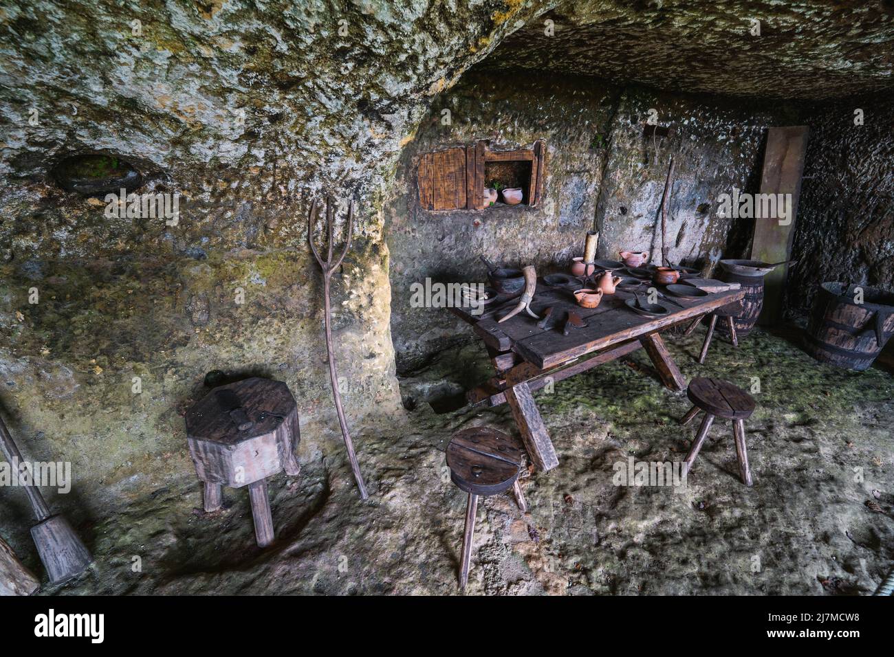 Das troglodytische Dorf Roque Saint-Christophe ist eine große Felsformation mit Felsunterkünften am Fluss Vezere in der Dordogne im Südwesten Frankreichs Stockfoto