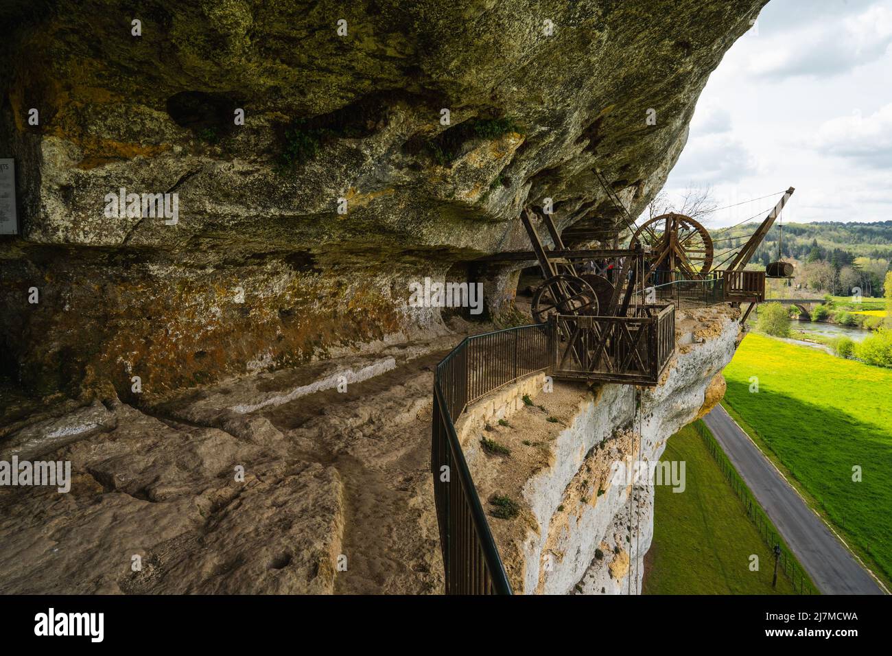 Das troglodytische Dorf Roque Saint-Christophe ist eine große Felsformation mit Felsunterkünften am Fluss Vezere in der Dordogne im Südwesten Frankreichs Stockfoto