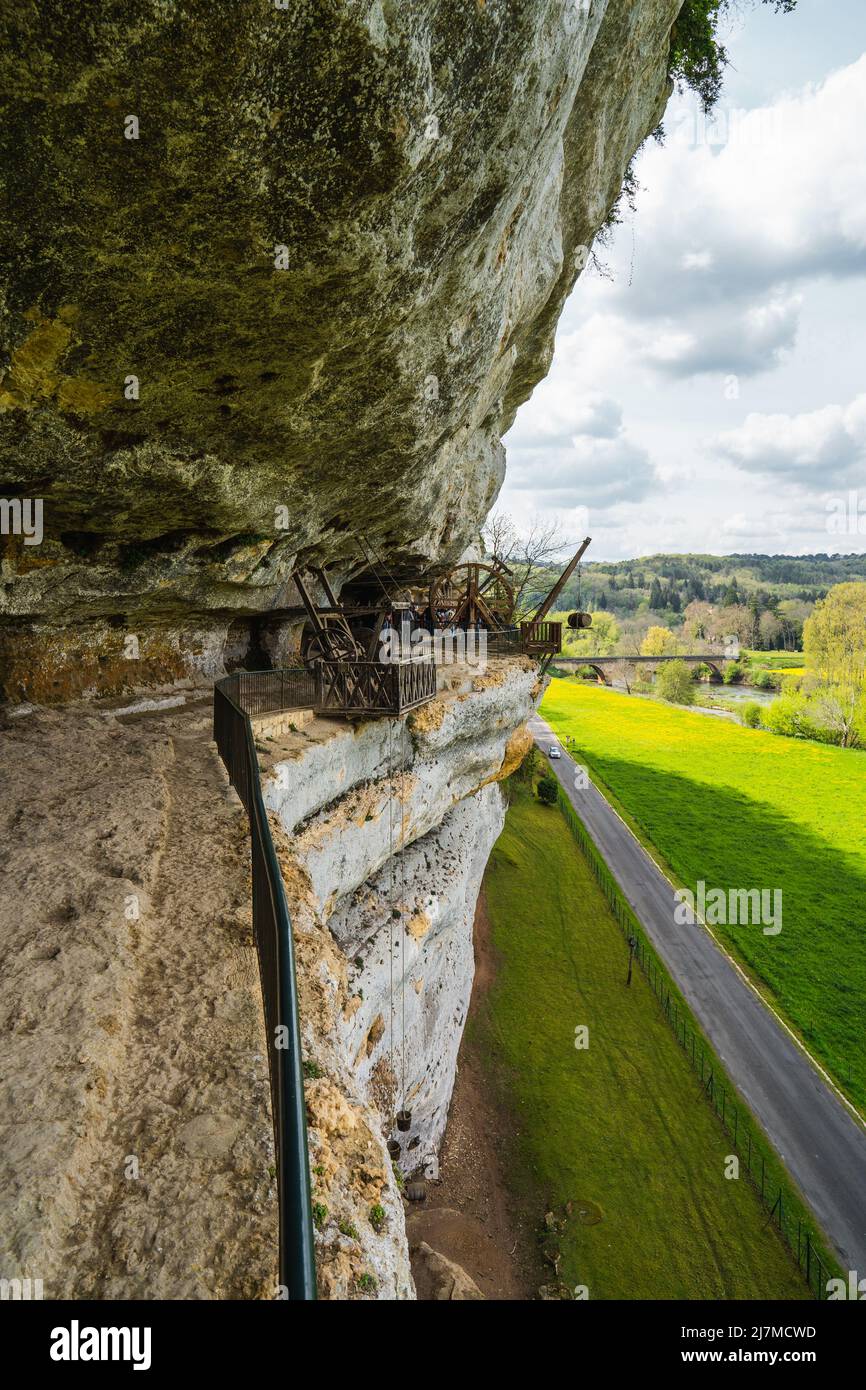 Das troglodytische Dorf Roque Saint-Christophe ist eine große Felsformation mit Felsunterkünften am Fluss Vezere in der Dordogne im Südwesten Frankreichs Stockfoto